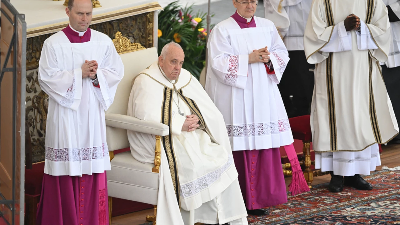A bordo del papamóvil: Francisco encabezó la celebración de Pascua en el Vaticano