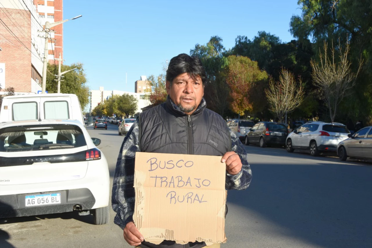 Con un cartel en mano, pampeano pide una oportunidad:  "Si uno no sale a buscar trabajo, el trabajo no va a venir a la casa"