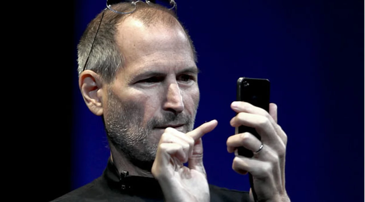 Steve Jobs lanzó la nueva apuesta de Apple: la versión 4 del iPhone