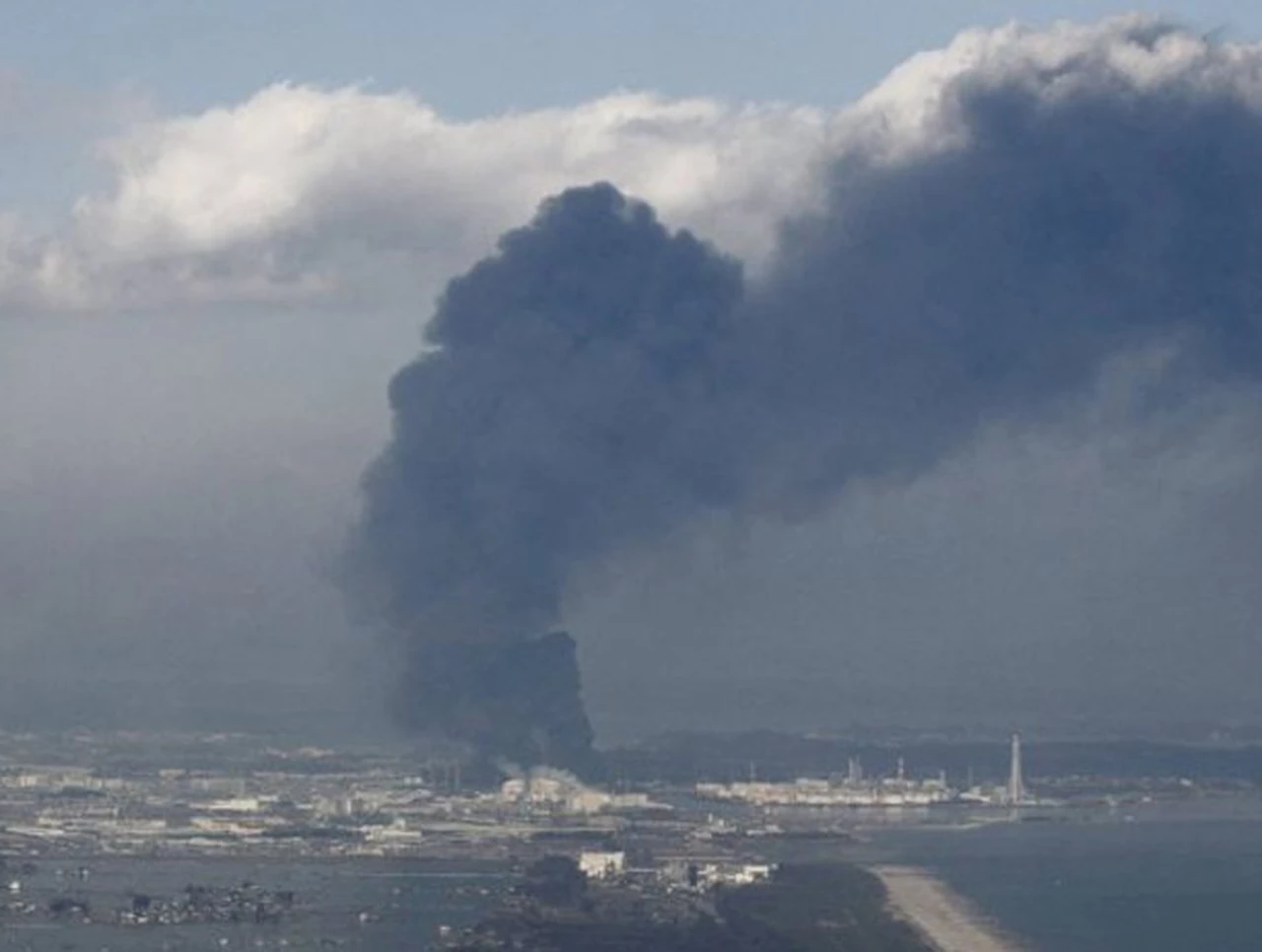 Ya hubo explosiones en tres reactores y crece la alerta mundial por una crisis nuclear en Japón
