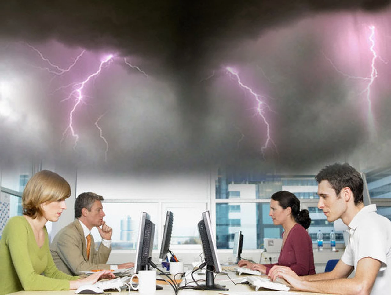 Pronostican que caerá la "tormenta perfecta" de la inseguridad informática sobre las PC y celulares