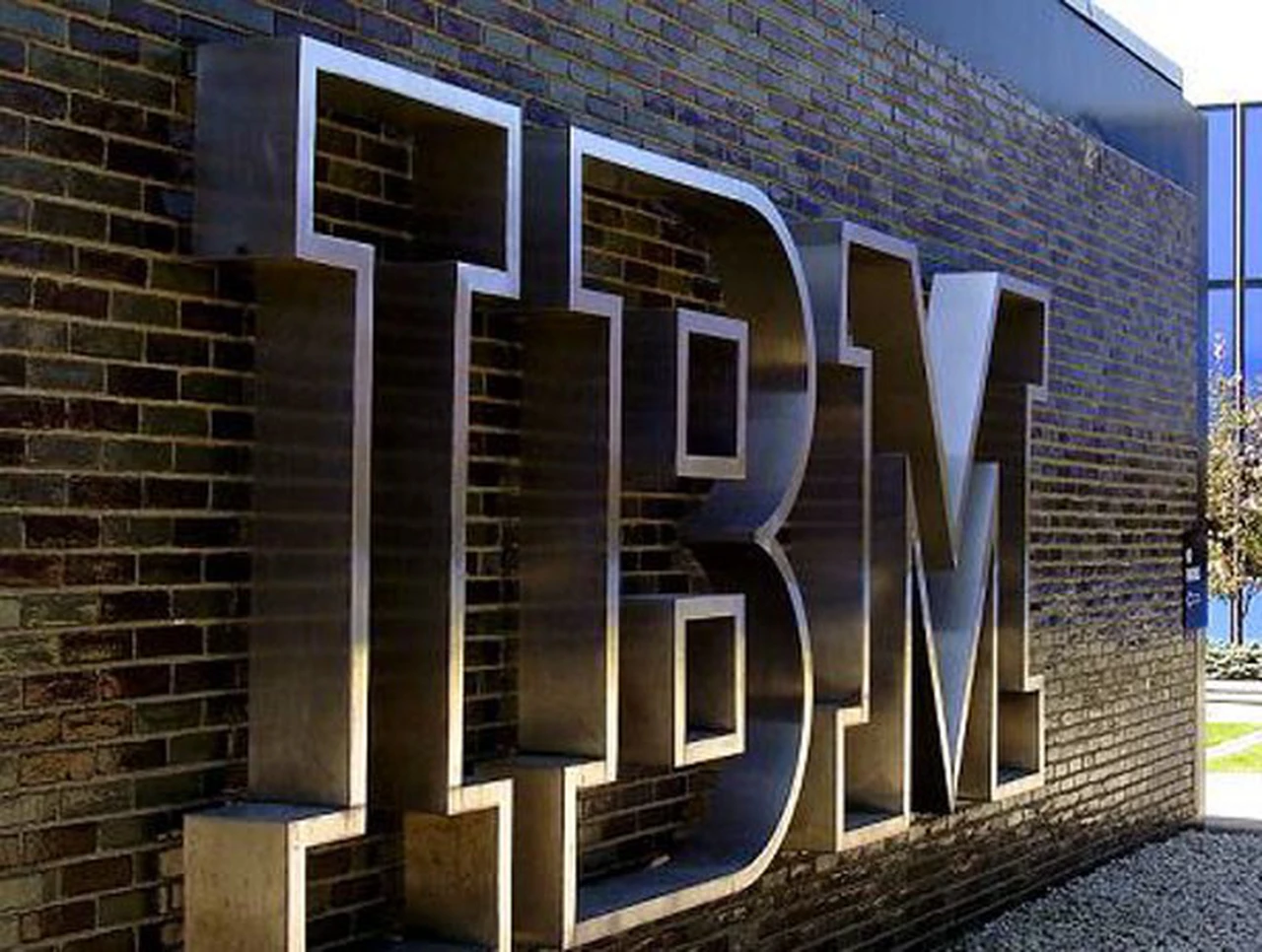 IBM se "saca de encima" su costosa división de chips