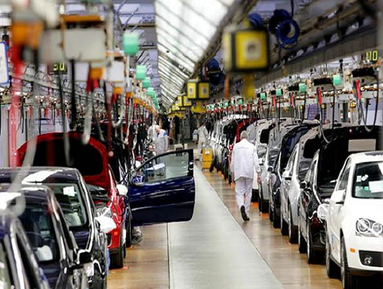 Automotrices mejoran las exportaciones en junio y sube producción levemente