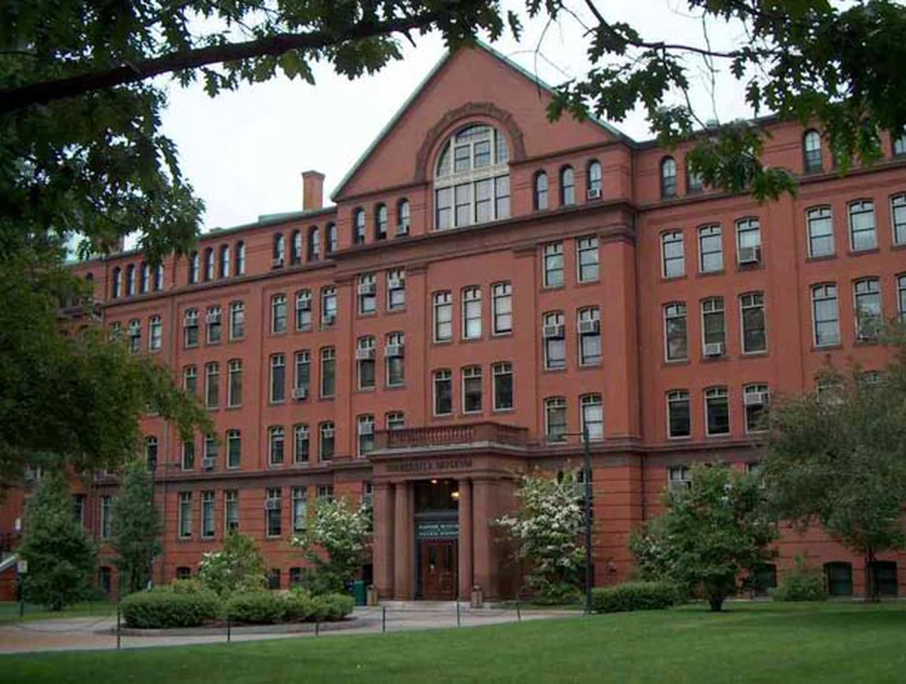 Harvard se aleja de los MOOC y lanza una plataforma de cursos virtuales pagos