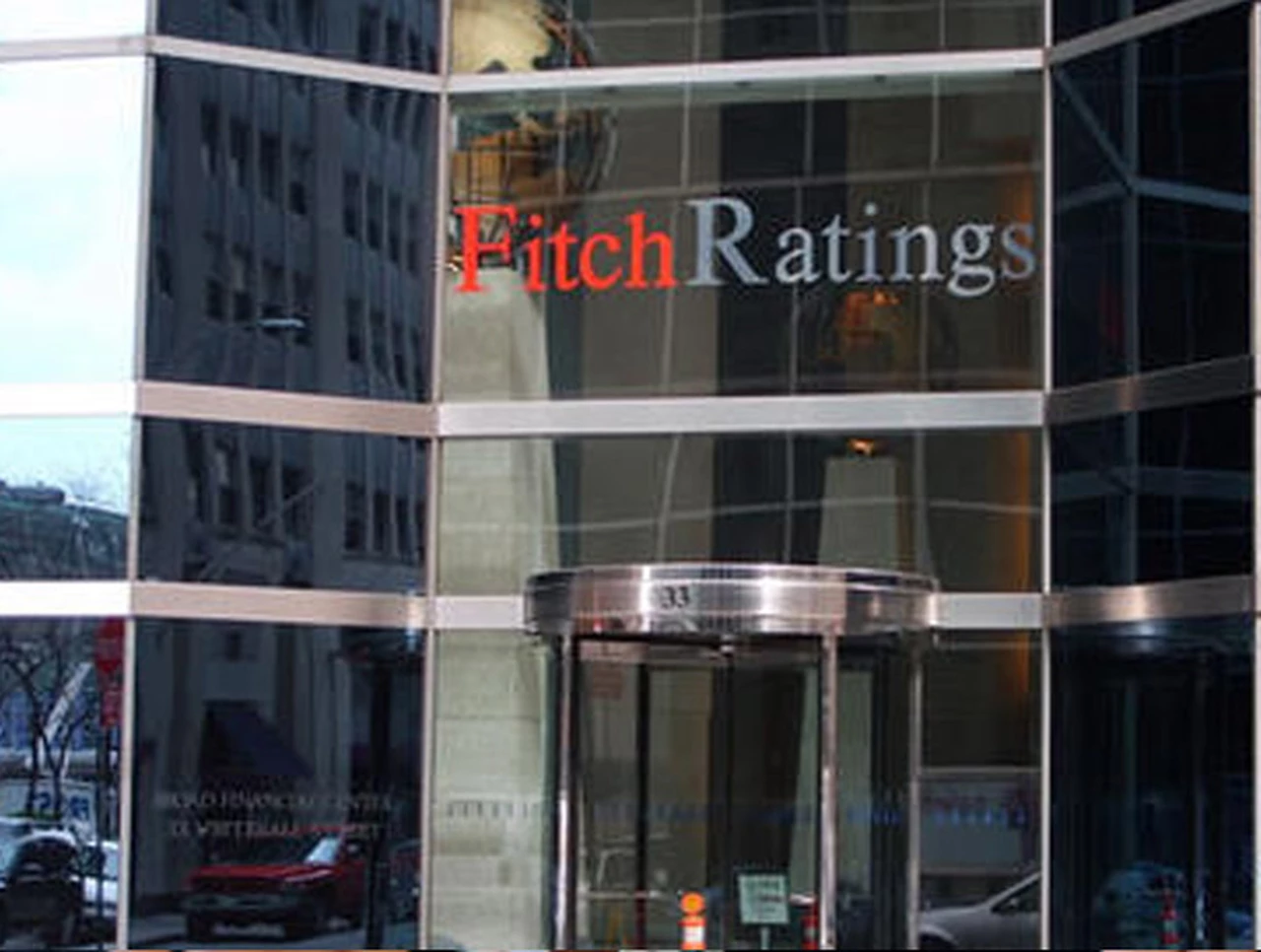 Fitch bajó la calificación de los Bonos Par y advierte sobre la aceleración 