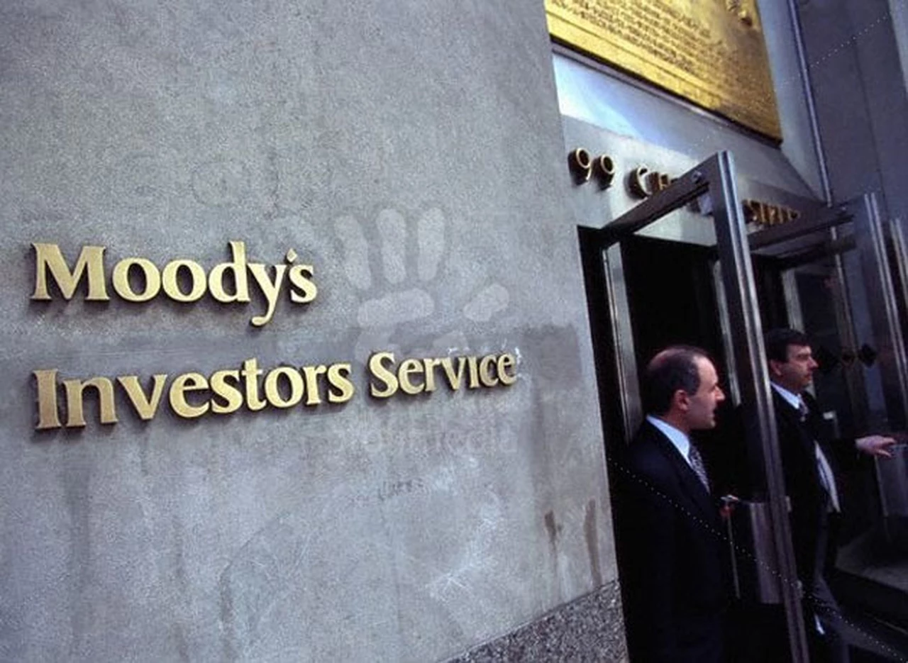 Por la pérdida de reservas del Banco Central, Moody's le bajó la nota a la deuda argentina