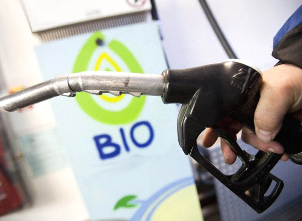 Por falta de dólares, se suma más biocombustible a la nafta