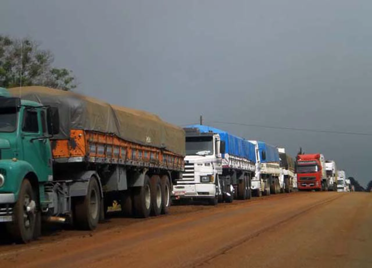 Por la cosecha, los puertos de Gran Rosario están saturados de camiones