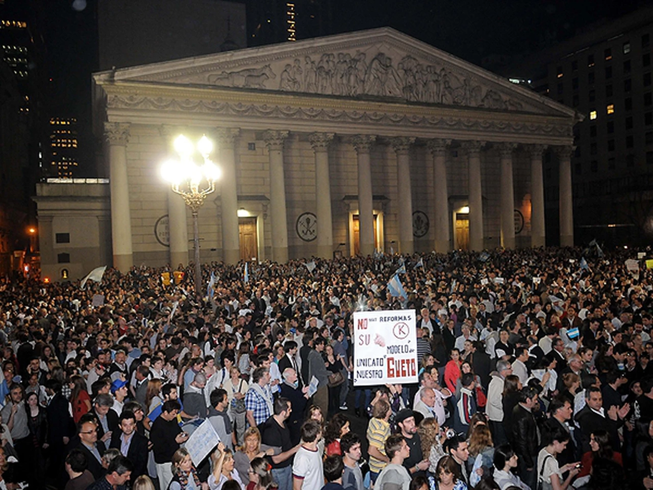 Miles de personas hicieron oí­r sus reclamos en una masiva protesta en Plaza de Mayo y varios puntos del paí­s