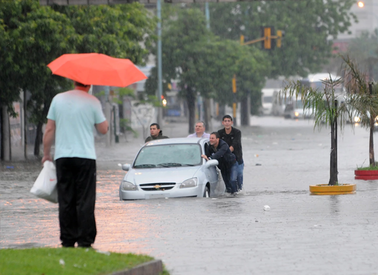 Por el fuerte temporal, hubo inundaciones, dos muertos y casi 1.800 evacuados