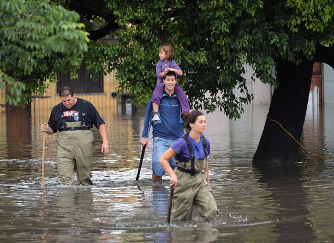 Oficializan aumento en las asignaciones familiares para los inundados