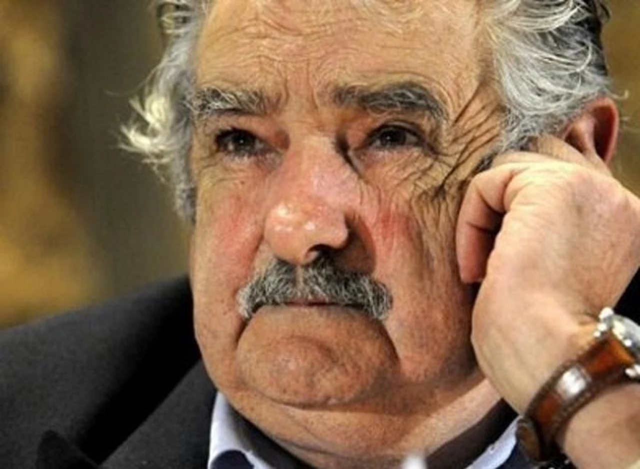 Mujica tuvo que pedir perdón por la radio porque Cristina no le atiende el teléfono