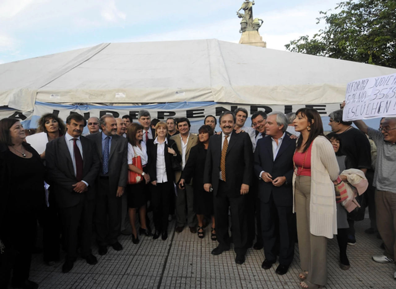 La oposición inauguró frente al Congreso la "Carpa por la Justicia Independiente"
