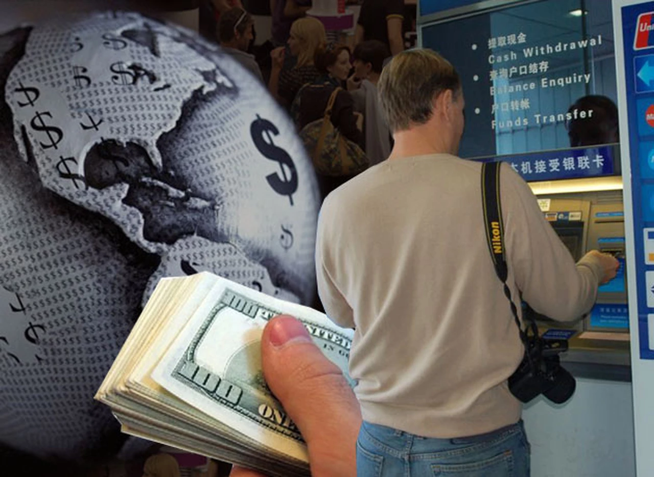 Los bancos analizan limitar el tope de extracciones de dólares en el exterior
