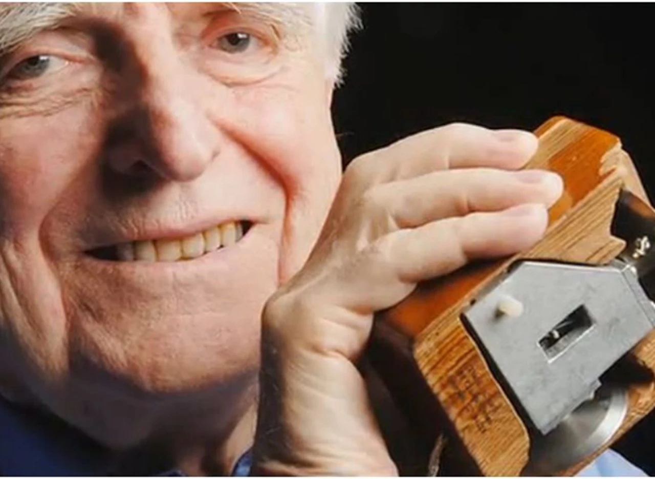 A los 88 años murió Douglas Engelbart, el inventor del mouse de las computadoras
