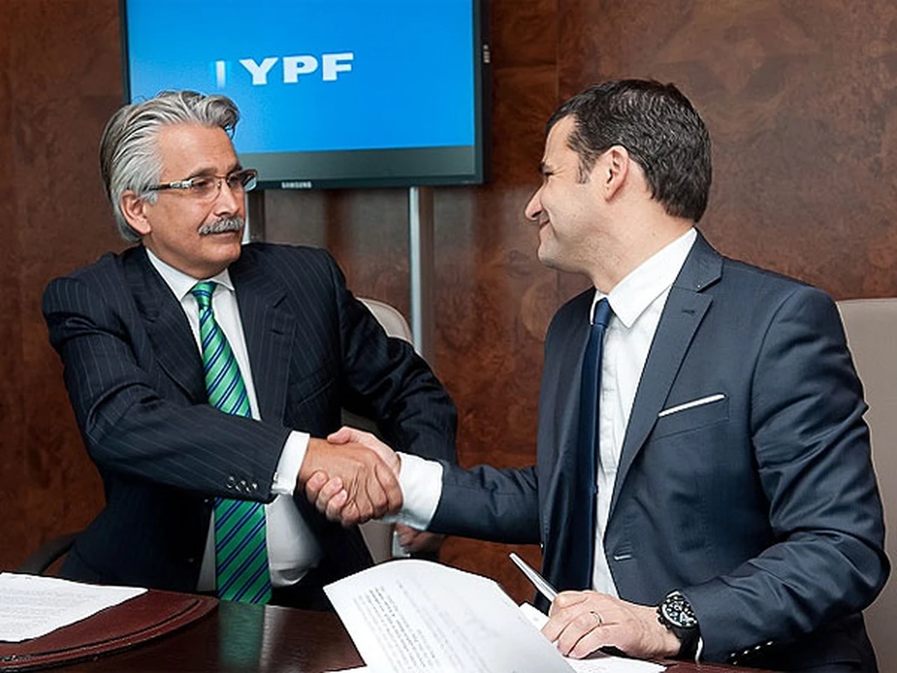 Las tres cláusulas secretas del acuerdo YPF-Chevron que el Gobierno no quiere revelar 