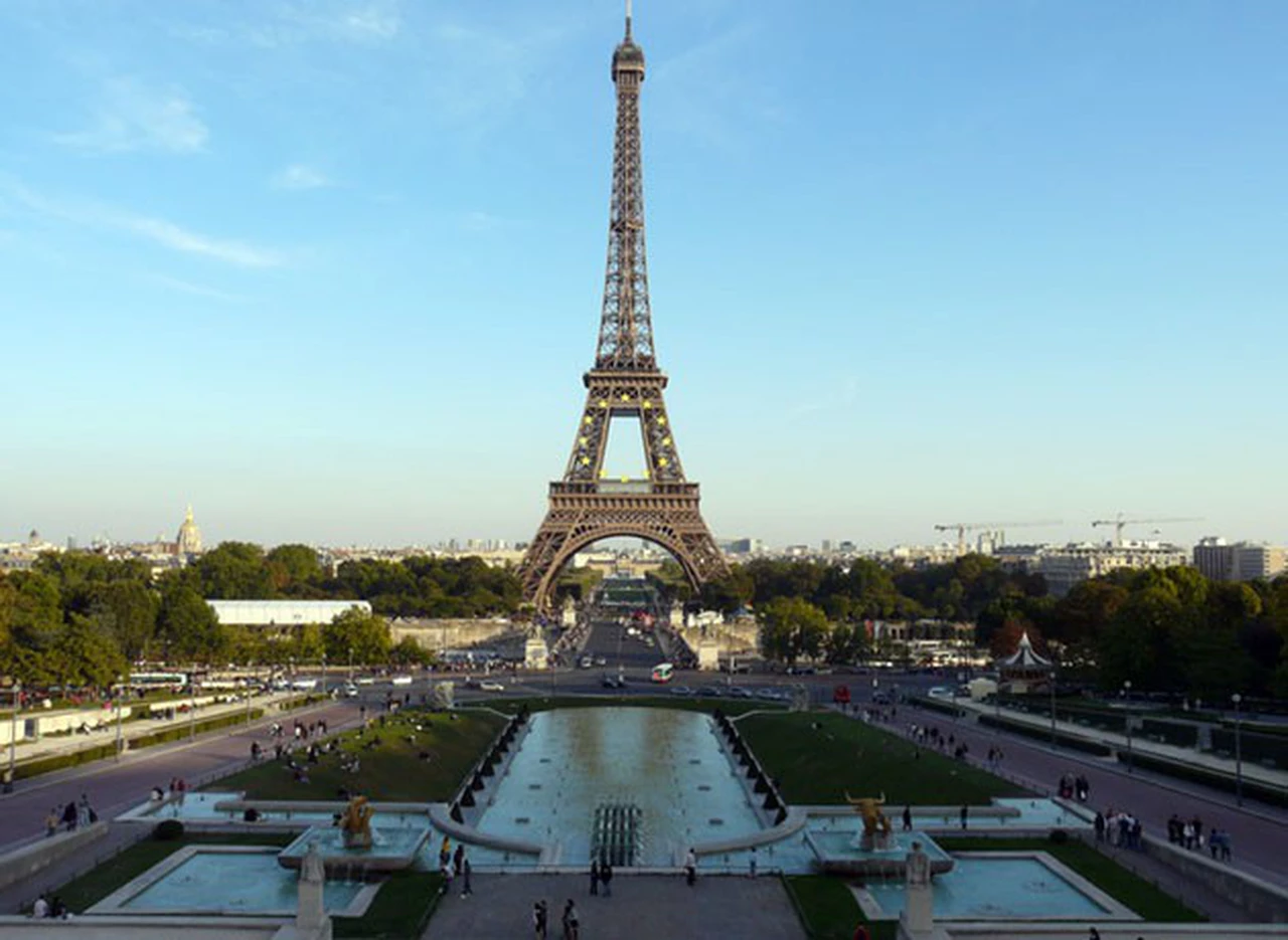 La Torre Eiffel está cerrada por invasión de punguistas