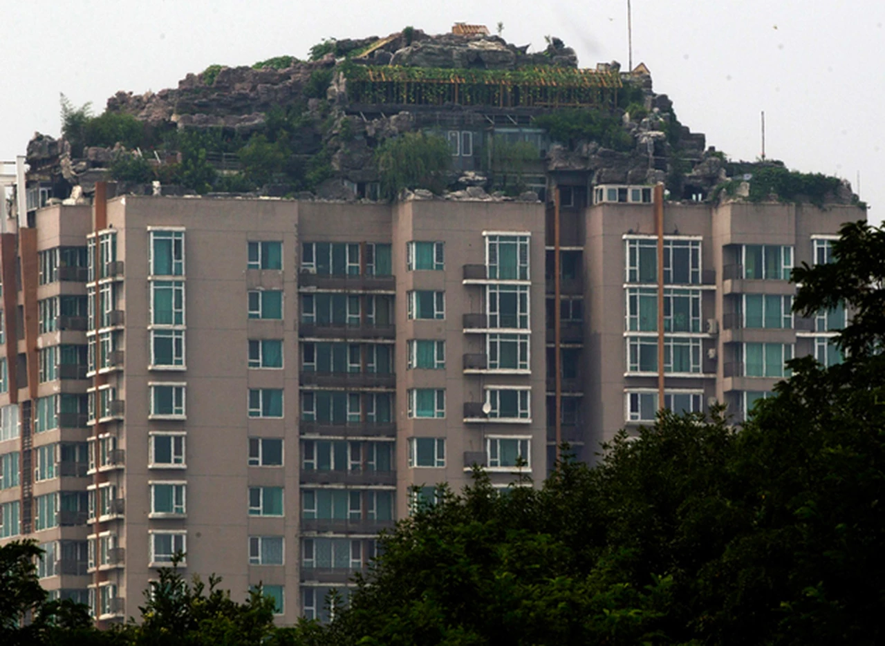 Un excéntrico millonario construyó una mansión ilegal sobre un edificio de 26 pisos