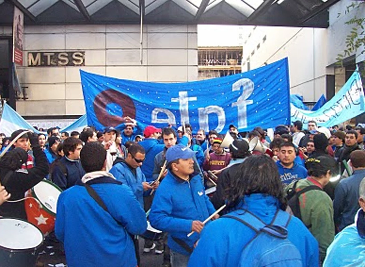 Trabajadores de FATE marchan al Ministerio de Trabajo en reclamo de plus salarial