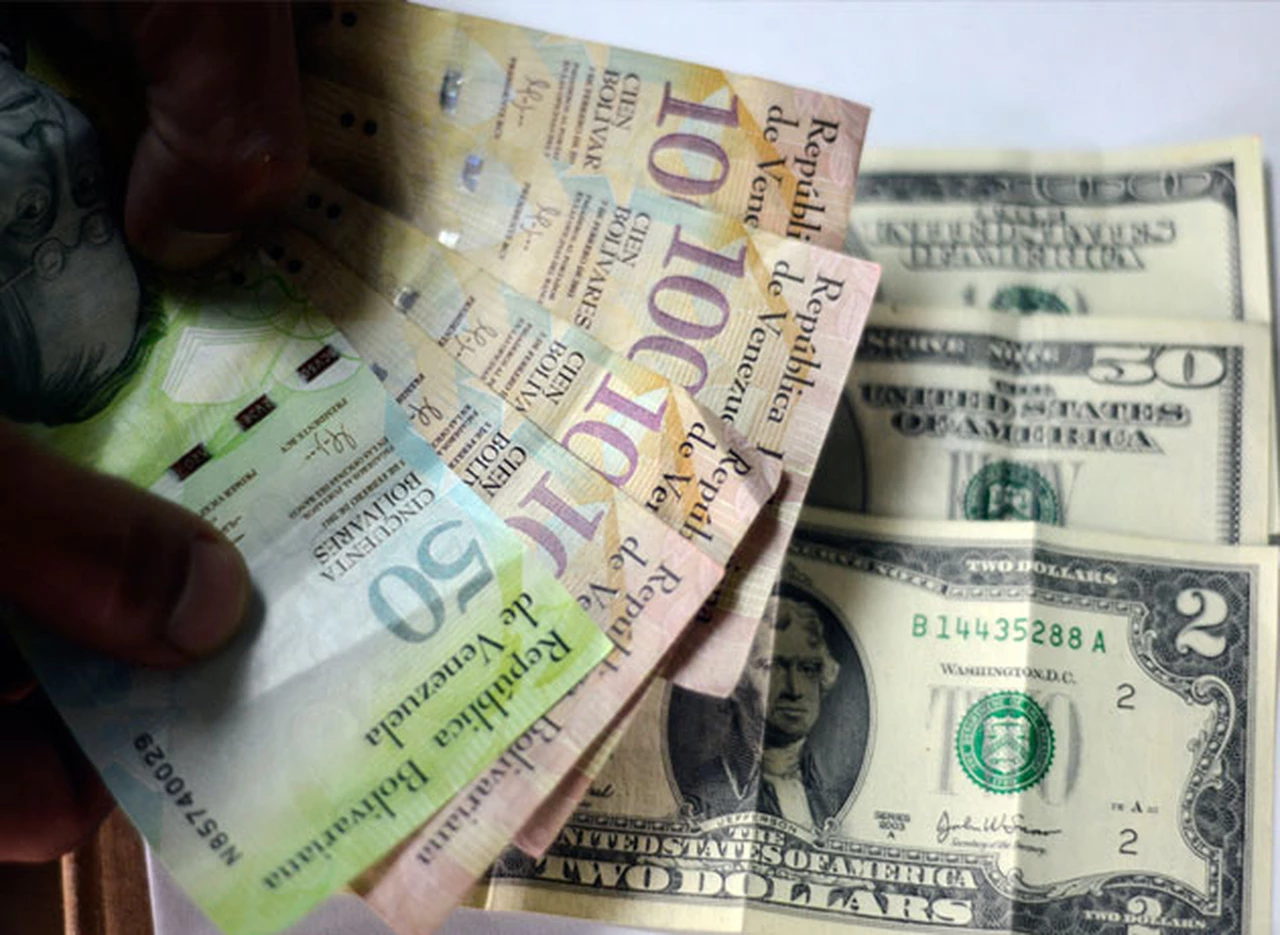 Con brecha del 600%, estas son los "artilugios" de los venezolanos para ganar con el dólar