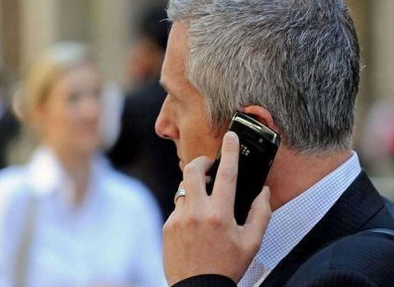 Las empresas deberán vender celulares para hipoacúsicos