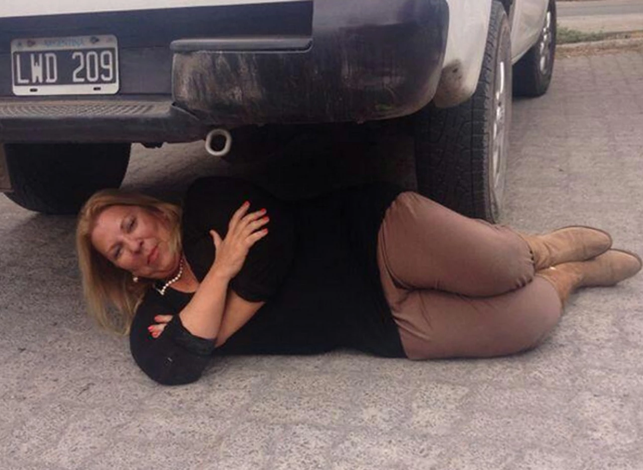 Lilita Carrió se tiró debajo de un auto para "esconderse" de Aní­bal Fernández 