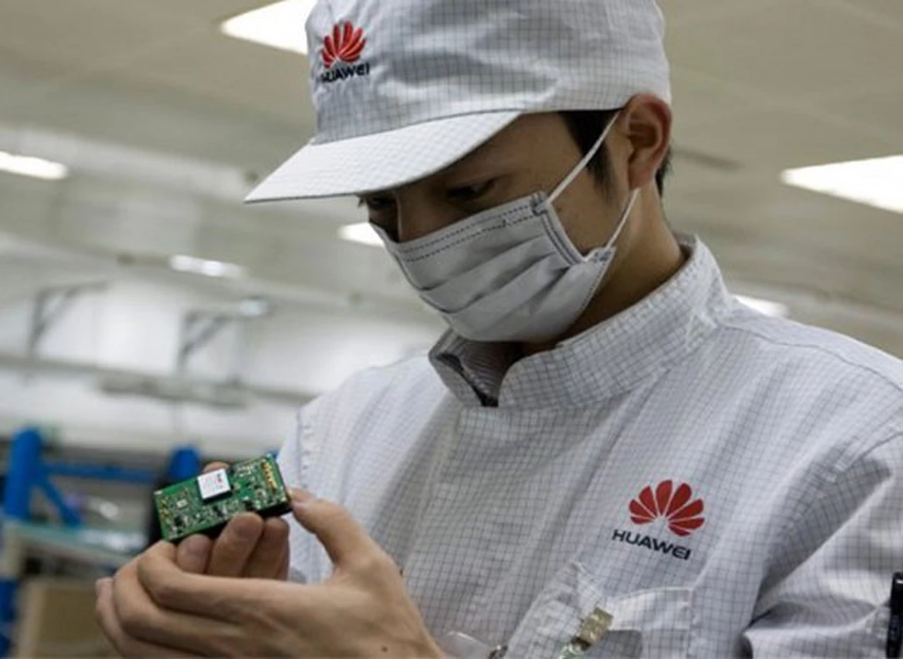 El beneficio neto del fabricante de móviles chino Huawei crece un 33%