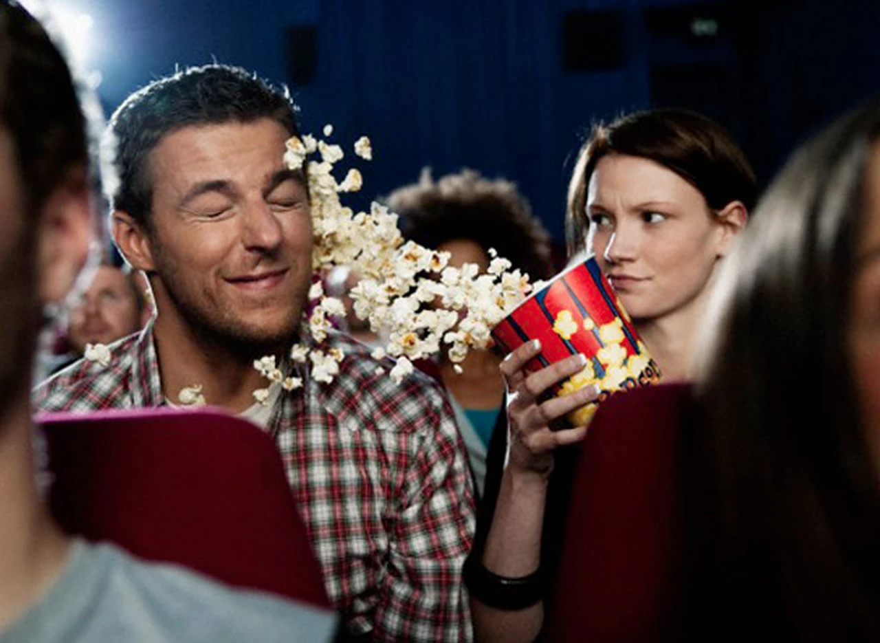 Consejos para ir al cine: qué comportamientos debe evitar para no ser odiado por toda la sala 