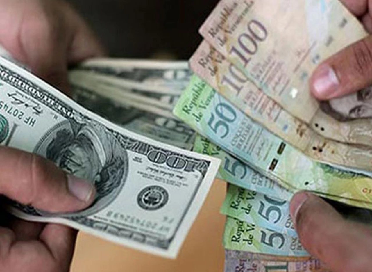 Los venezolanos volvieron a comprar dólares y aseguran que "el bolí­var ya no tiene ningún valor"