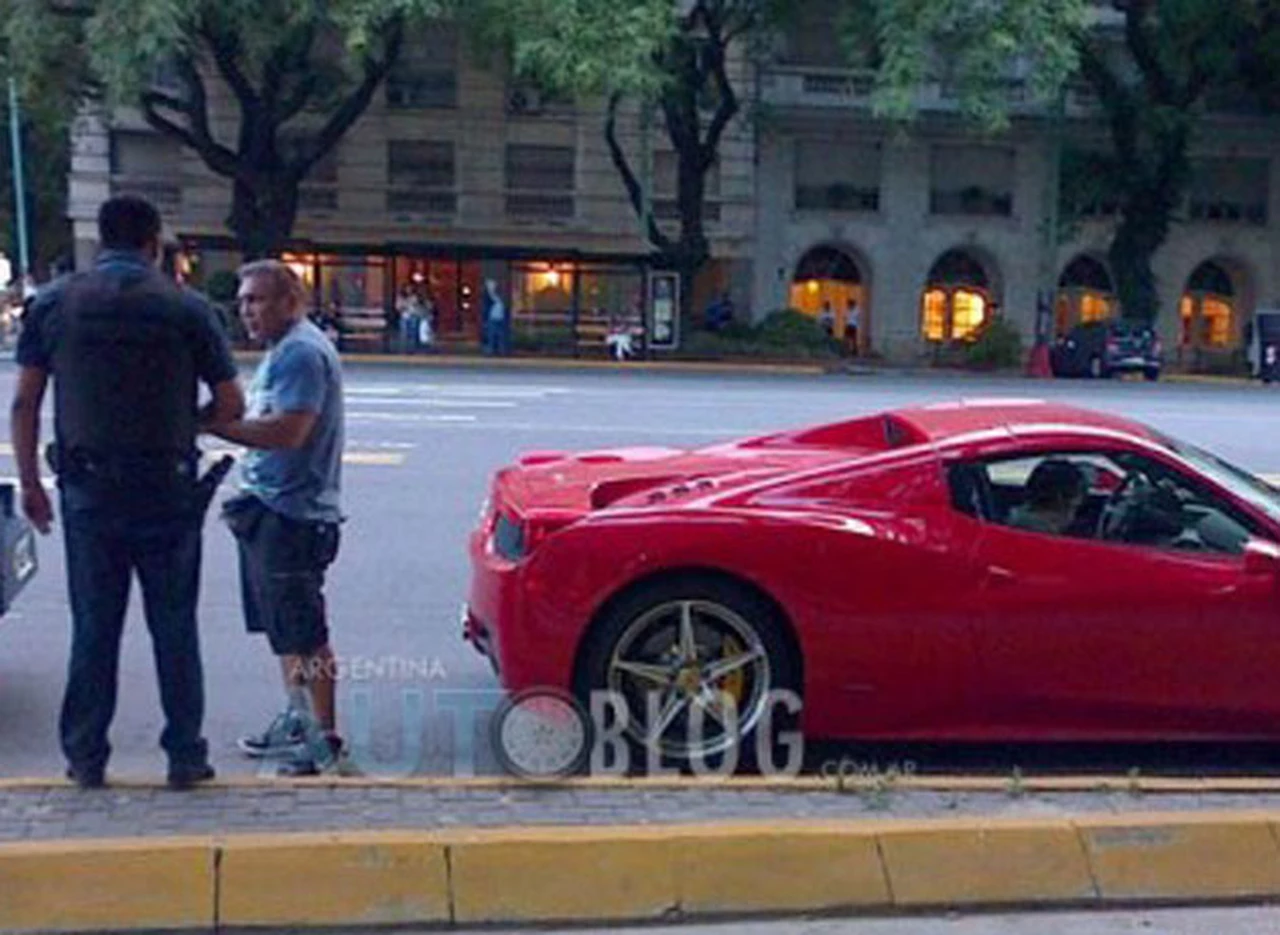 Detuvieron a "Acero" Cali por circular con una lujosa Ferrari sin patente