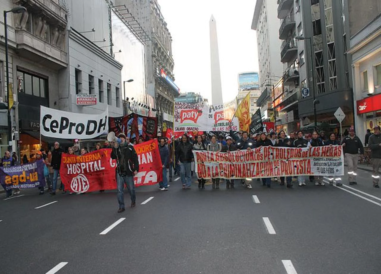 El Gobierno reprimió cortes, en una jornada nacional de protestas por los petroleros presos en Las Heras
