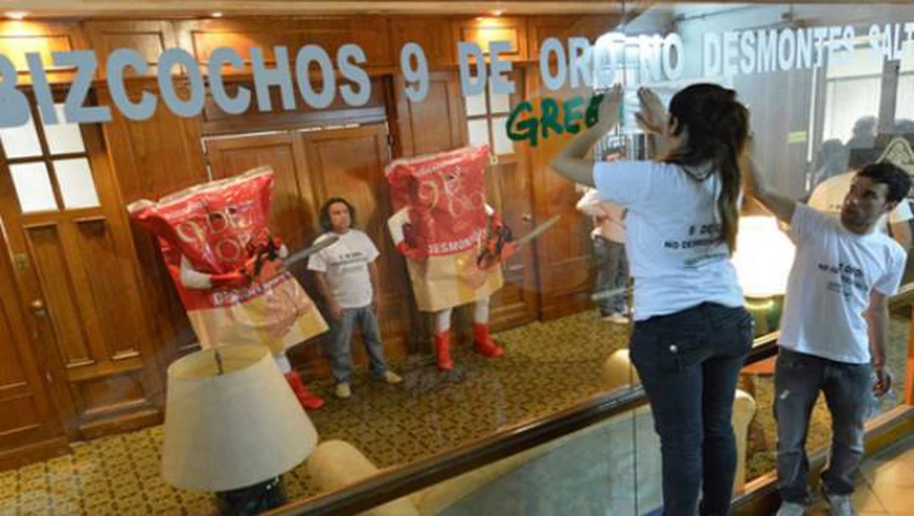 Greenpeace ocupó las oficinas de los tradicionales bizcochitos 9 de Oro