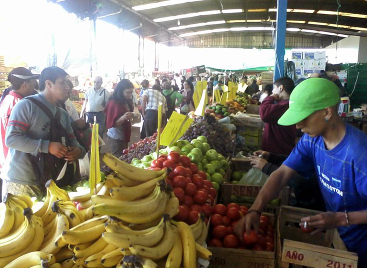 Suben hasta 238% las frutas y verduras en el Mercado Central, según el INDEC
