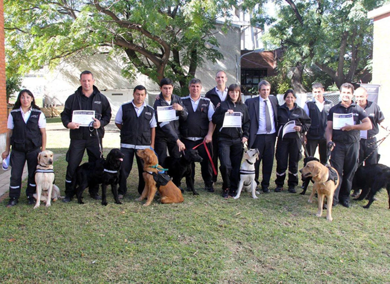 Echegaray entregó diplomas a una nueva camada de guí­as de canes