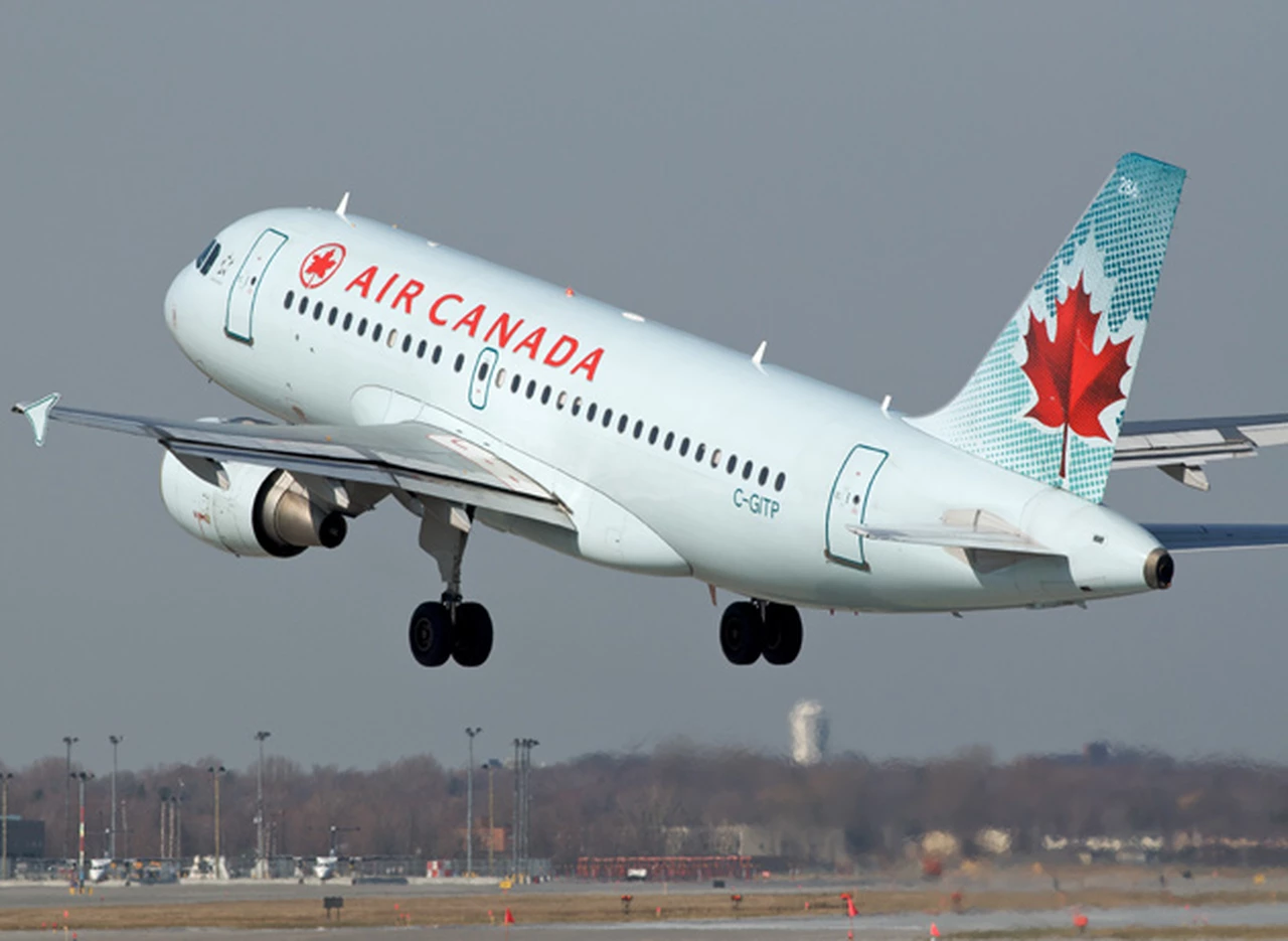 Air Canada despedirá a dos empleados por tratar mal el equipaje de los pasajeros