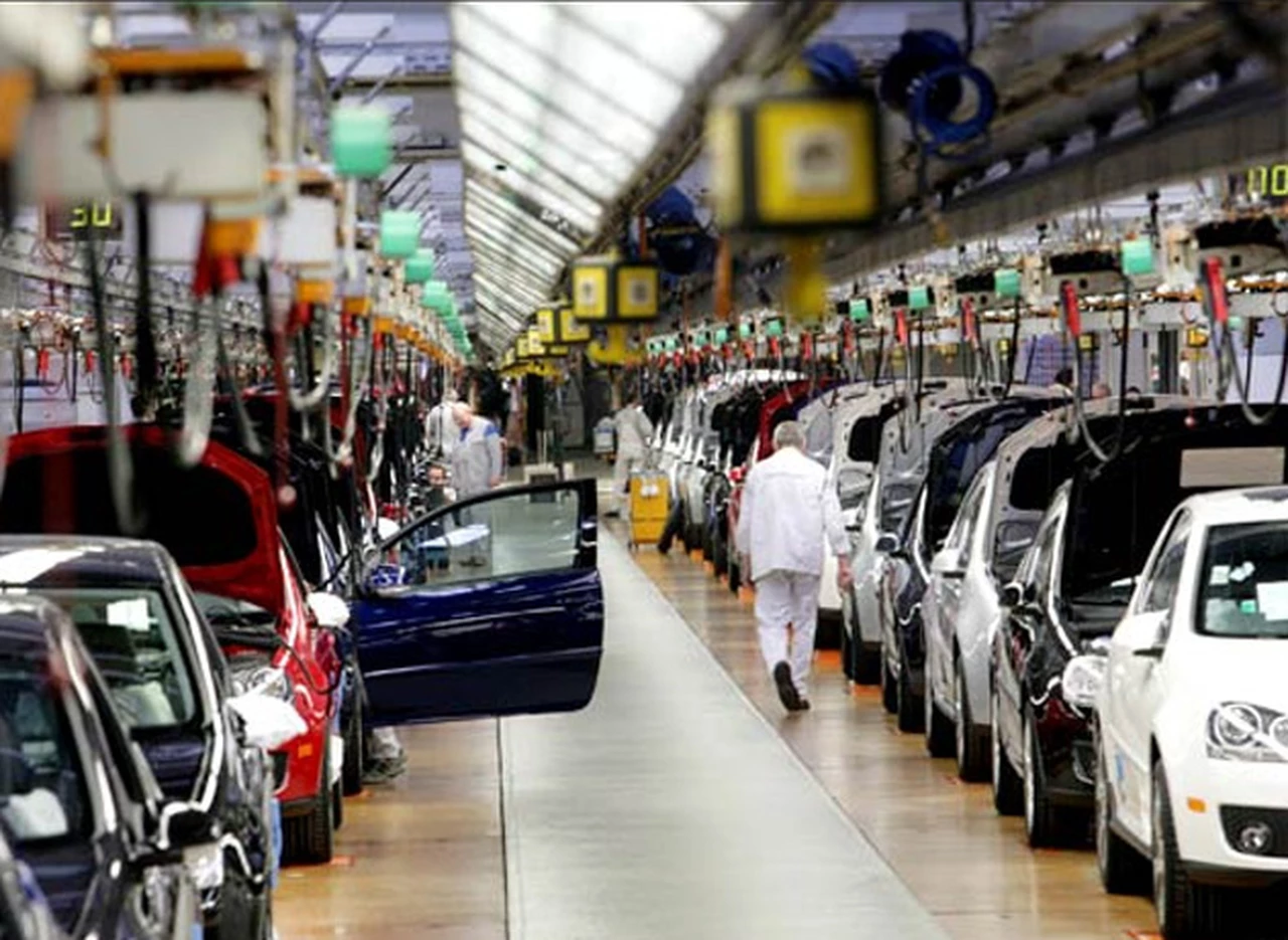 La industria cayó 2,5 por ciento en julio, arrastrada por el sector automotor