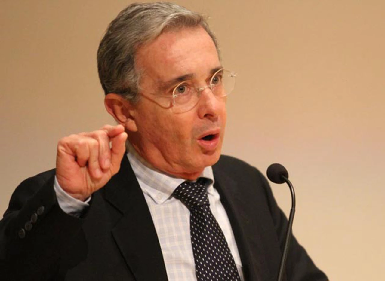 Uribe denuncia que le piratearon su Twitter para promocionar porno