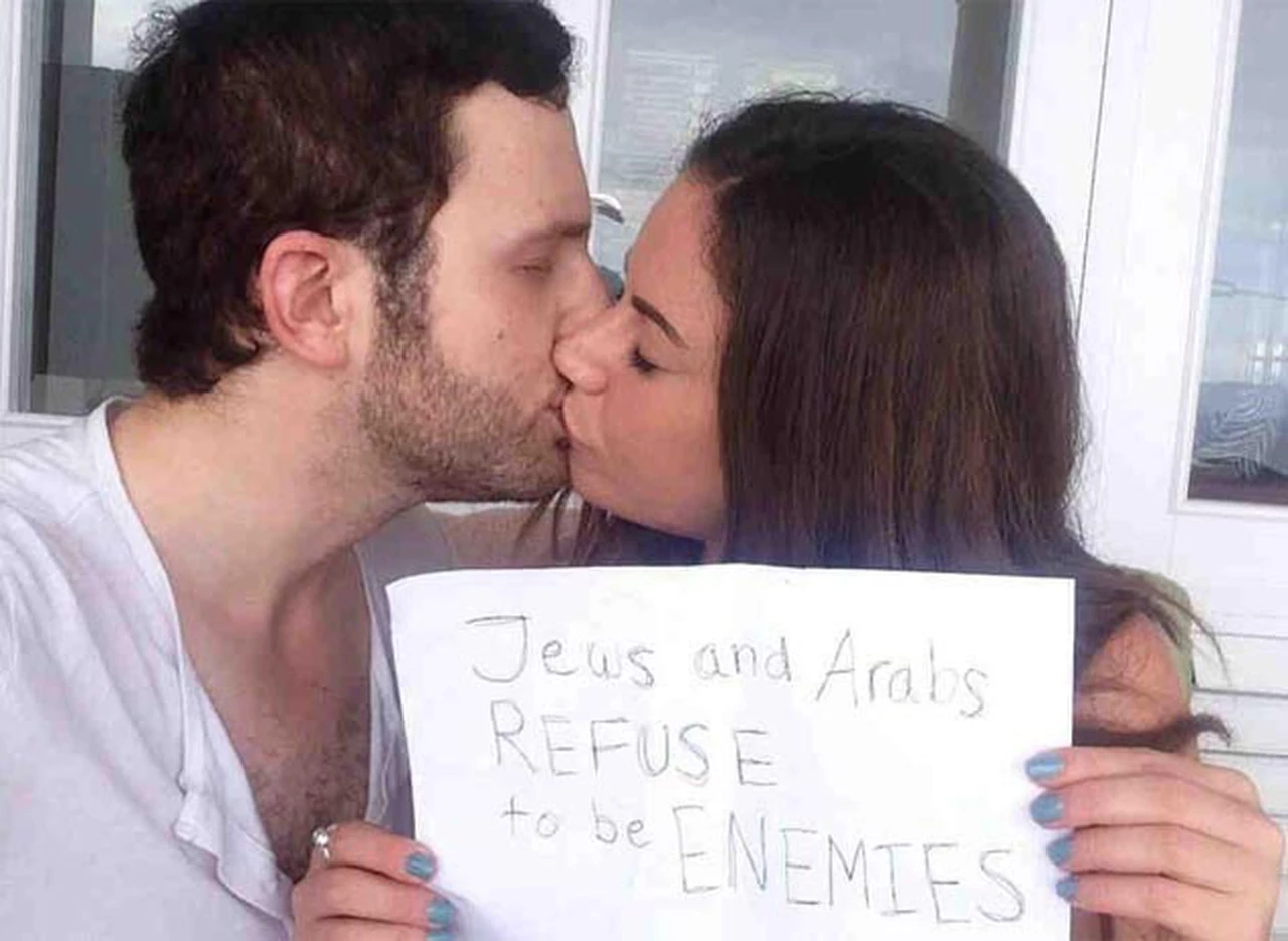 Un beso por la paz entre árabes y judí­os se vuelve una campaña viral