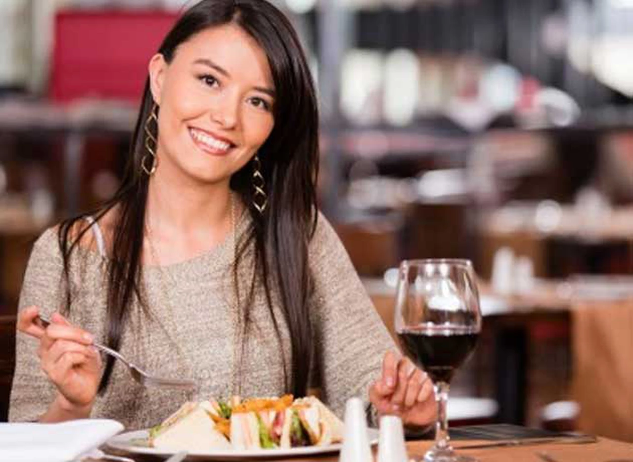 "Mesa para uno": el auge de los restaurantes para disfrutar de una cena a solas