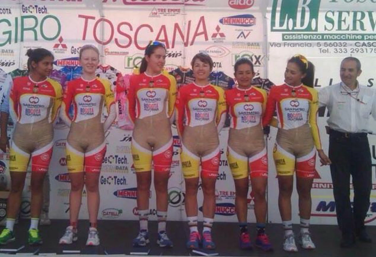 Polémica por un traje "transparente" de un equipo de ciclismo femenino