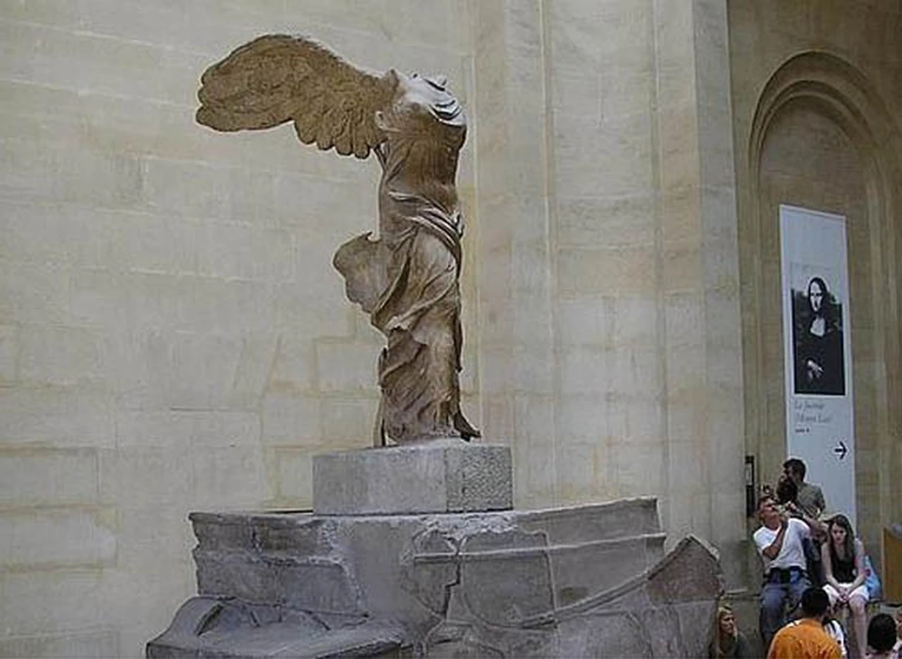 La diosa que preside el Museo del Louvre y que inspiró la marca Nike