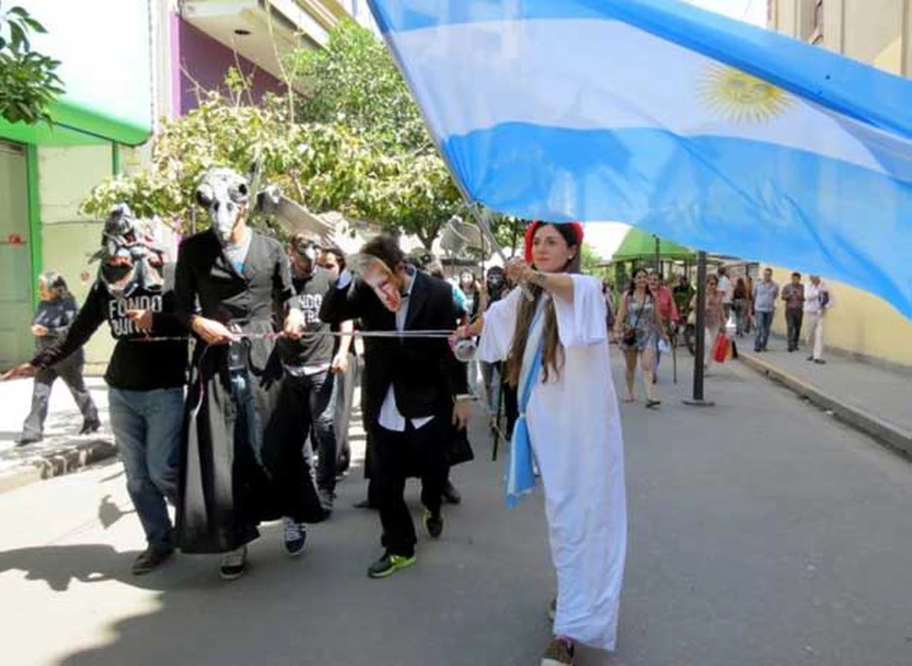 Disfrazados de buitres, militantes de La Cámpora simularon el embargo de la Casa de Tucumán