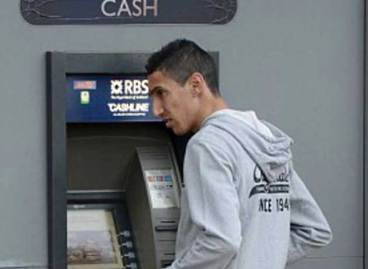 Di Marí­a gana 180.00 libras por semana y saca su plata del cajero automático 