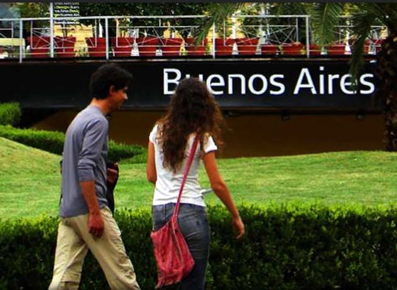 Las propiedades en Buenos Aires son baratas en la región, pero caras para el salario local