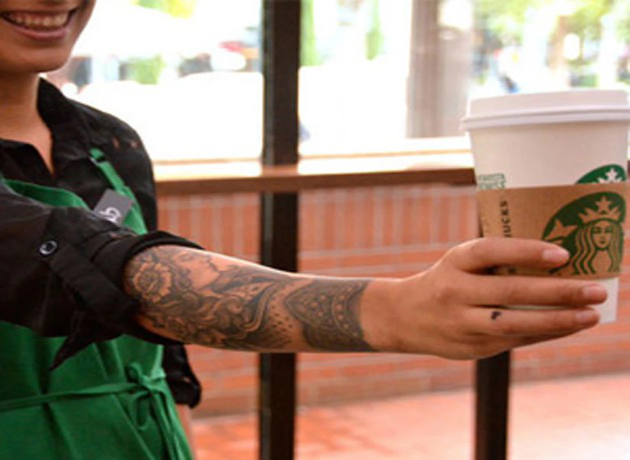Así­ es el "dress code", con tatuajes incluidos, de los empleados de Starbucks