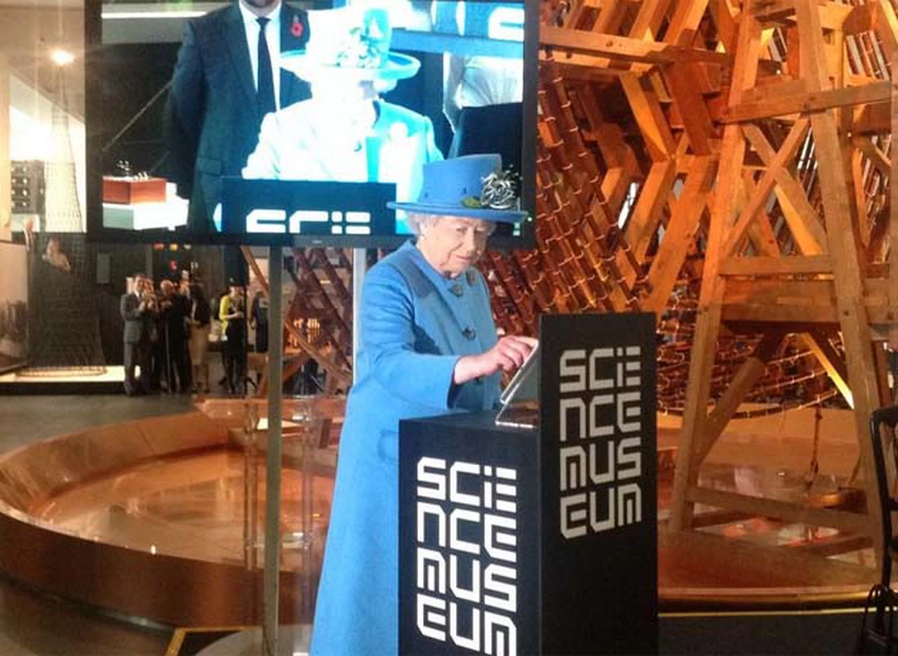 Nunca es tarde: a los 88 años, la reina Isabel II envió su primer "tuit"