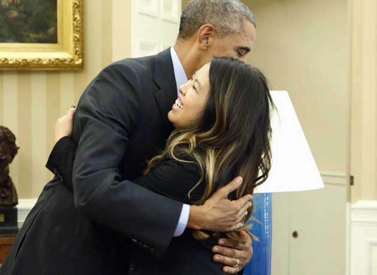 Obama abrazó a la enfermera que se habí­a contagiado de í‰bola