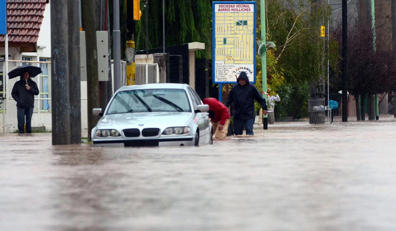 ¿Los seguros cubren los daños a las casas y automóviles causados por las inundaciones?
