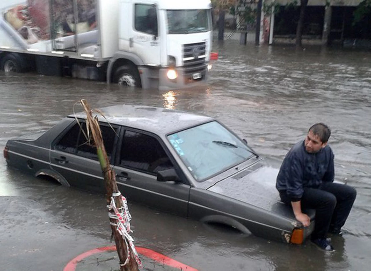 Por el temporal, hubo más de 1.500 evacuados en unos 17 distritos bonaerense y destrozos en Capital Federal