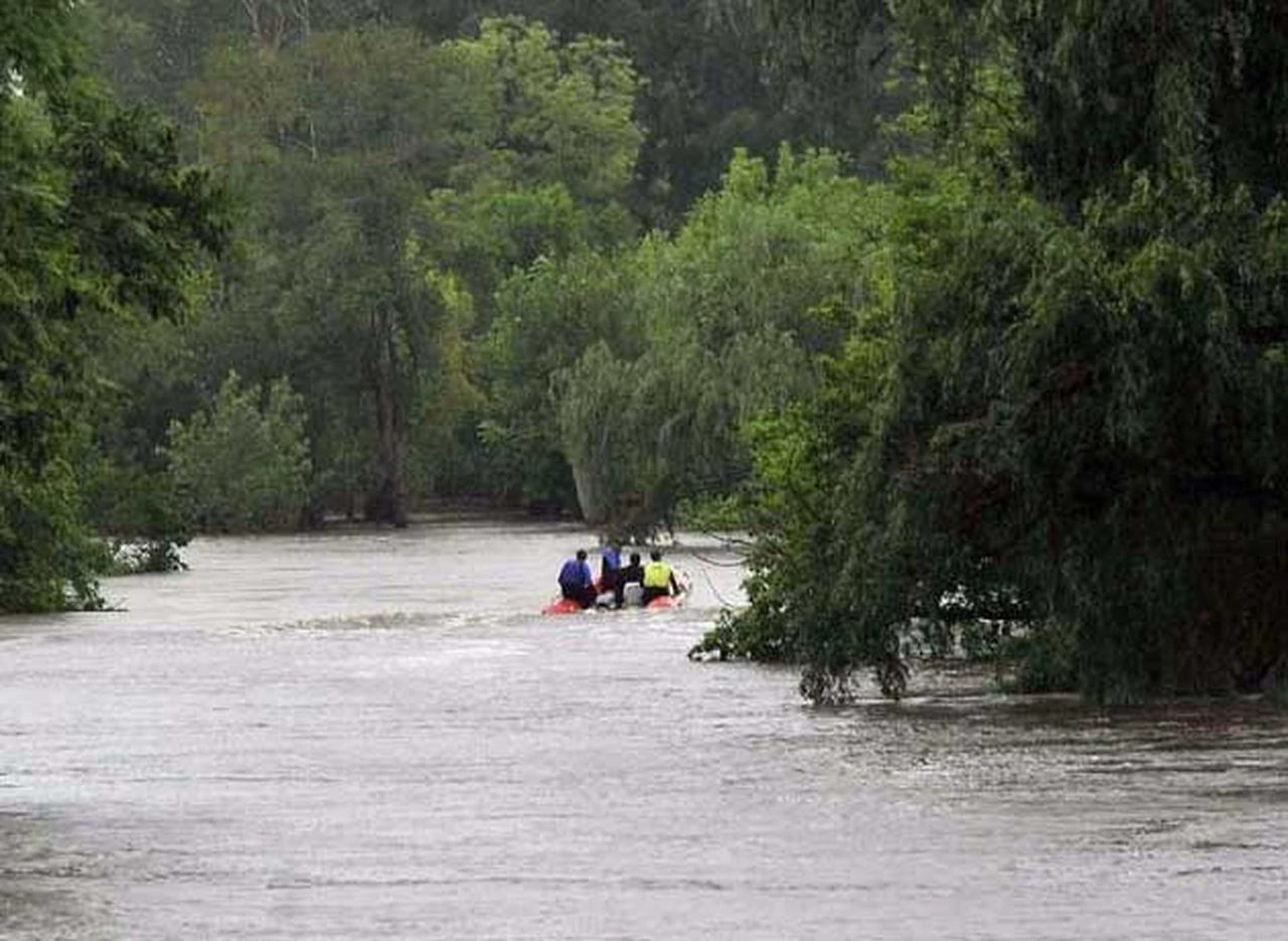 El rí­o Luján baja, pero los bomberos buscan a un adolescente desaparecido